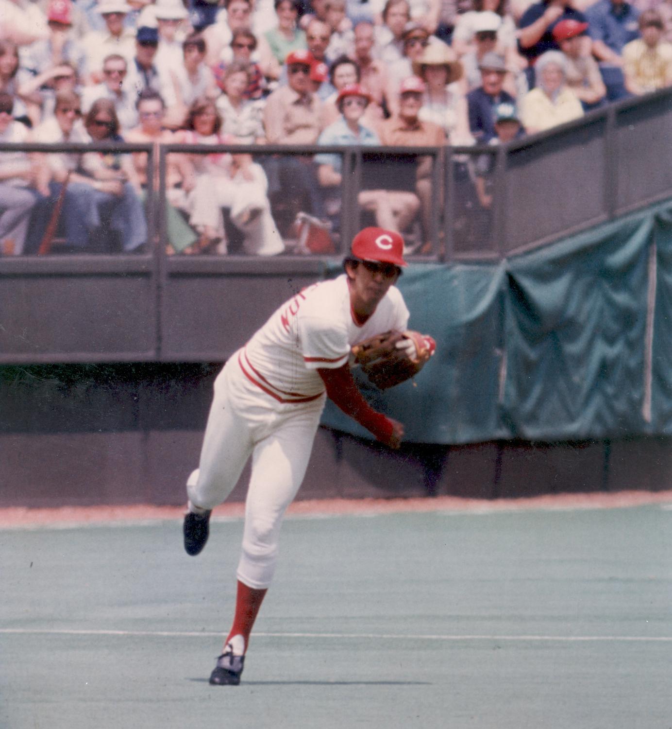 Dave Concepción in action, fielding a ground ball with the precision and grace that made him a defensive legend.